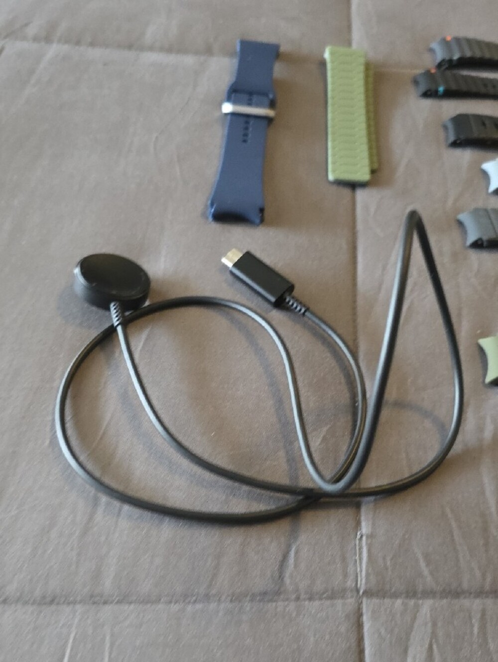 Samsung Galaxy Watch 7 with Silicone Bands - Picture 6 of 7